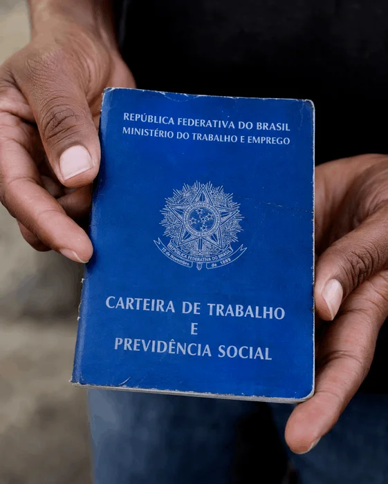 Pessoa segurando uma carteira de trabalho